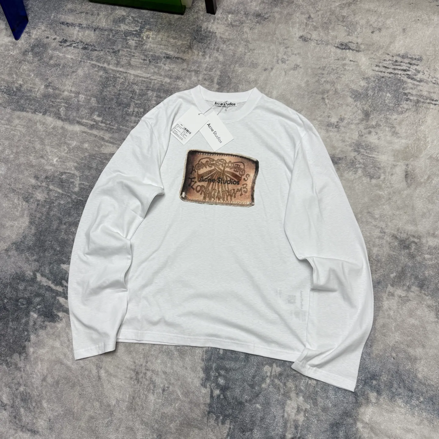 Acne T（ ） acne studios T ， ， 100% 32 180 ， ， ， ， ， ACNE STUDIOS logo T ， ， 85% ，15 ， ， ， Sizes A， 160， 100， S B， 165， 120， M C： 170， 140， L Size： S 69.5 48.5 113 67.5 M 71.5 50 117 68.5 L 73.5 51.5 121 69.5 Size： S/36 68 45.5 110 67 M/38 70 47 114 68 L/40 72 48.5 118 69